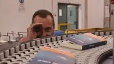 Fabio Volo nella «fabbrica dei libri» di Cles, dove il romanzo è stato stampato