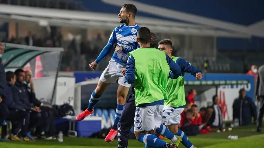 Spalek festeggia dopo il vantaggio, gol a metà tra lui e Bertagnoli - Foto New Reporter Nicoli © www.giornaledibrescia.it