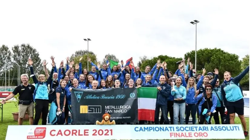 Le ragazze dell'Atletica Brescia 1950 Metallurgica San Marco festeggiano lo scudetto - Foto Fidal © www.giornaledibrescia.it