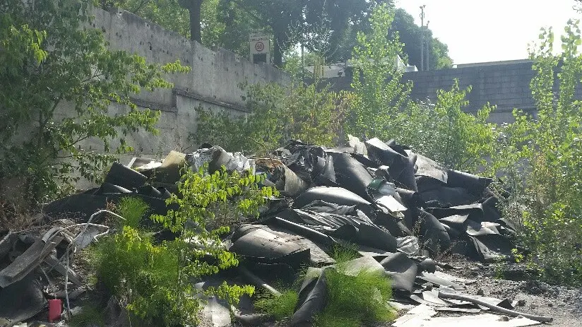 Una delle montagne di rifiuti nell’ex polo produttivo - Foto © www.giornaledibrescia.it