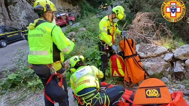 Il Soccorso alpino impegnato nel recupero della donna ferita - Foto © www.giornaledibrescia.it