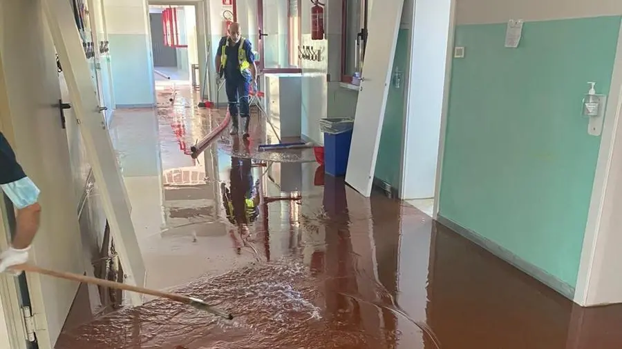 Brutta sorpresa: il pavimento allagato della scuola primaria di Montirone