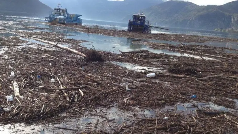 Battelli spazzini rimuovono i rifiuti dalle acque del lago d'Iseo - Foto © www.giornaledibrescia.it