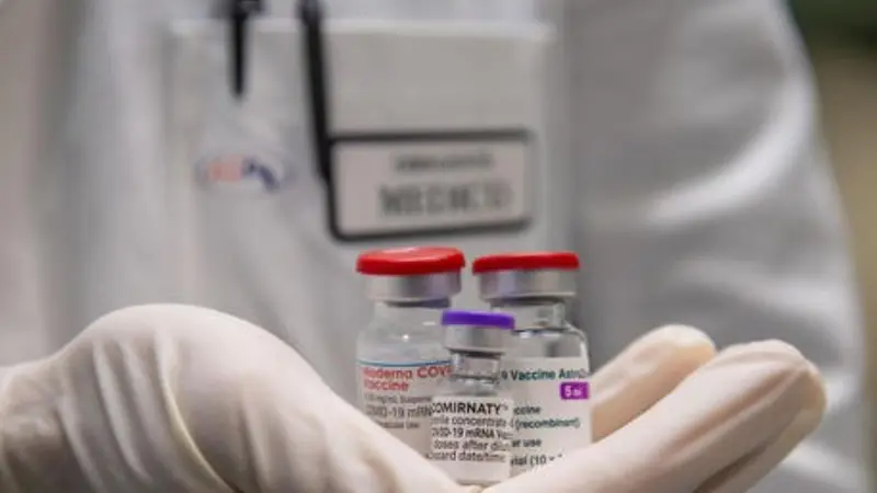 Un medico con in mano tre fiale di vaccino anti-Covid - Foto Ansa/Tony Vece © www.giornaledibrescia.it