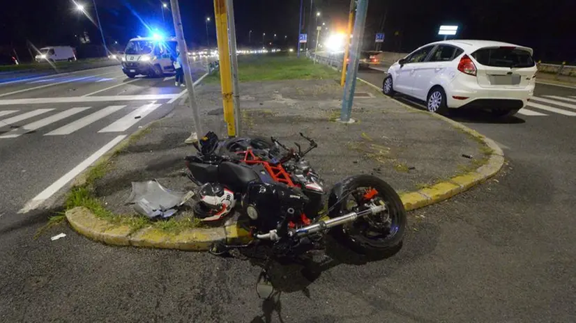 Schianto in via Attilio Franchi a Brescia: grave un motociclista