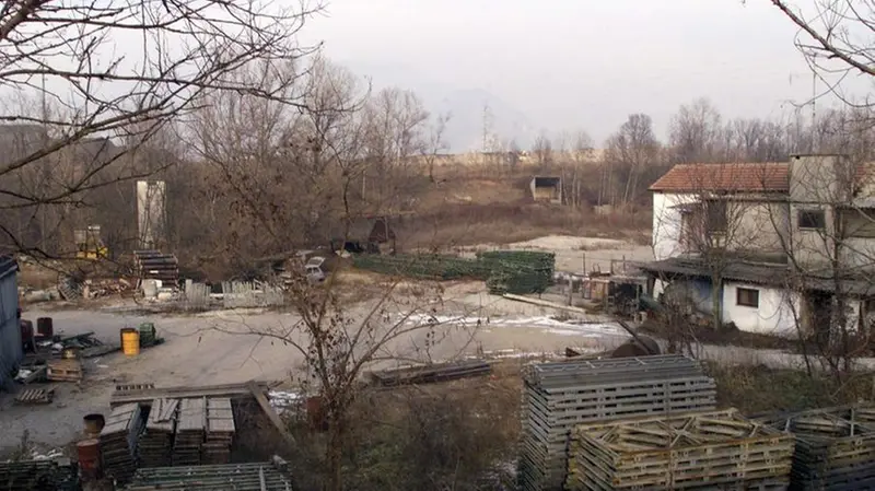 L'area della ex Cava Piccinelli a Buffalora, in uno scatto del 2002 - © www.giornaledibrescia.it