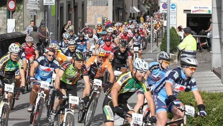 Uno scatto di una delle passate edizioni della GimondiBike - © www.giornaledibrescia.it