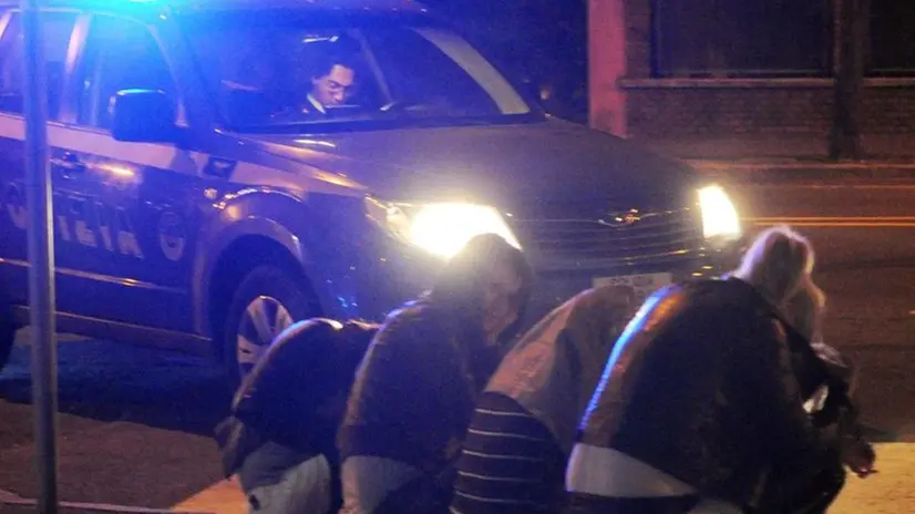 La Polizia controlla delle prostitute sulla strada a Brescia Foto © www.giornaledibrescia.it