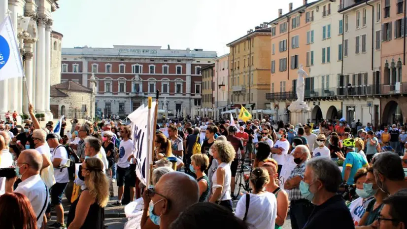 Il presidio di sabato 11 settembre in piazza Paolo VI contro il depuratore del Garda -  © www.giornaledibrescia.it