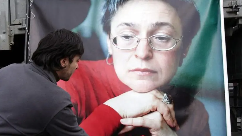 Fiori sotto l'immagine di Anna Politkovskaya - © www.giornaledibrescia.it