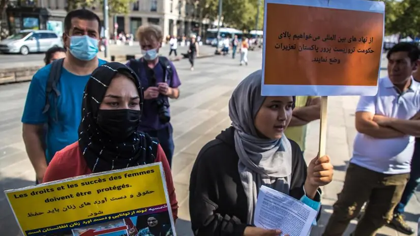 Donne afghane protestano a Kabul per chiedere il rispetto dei loro diritti - Foto Epa © www.giornaledibrescia.it