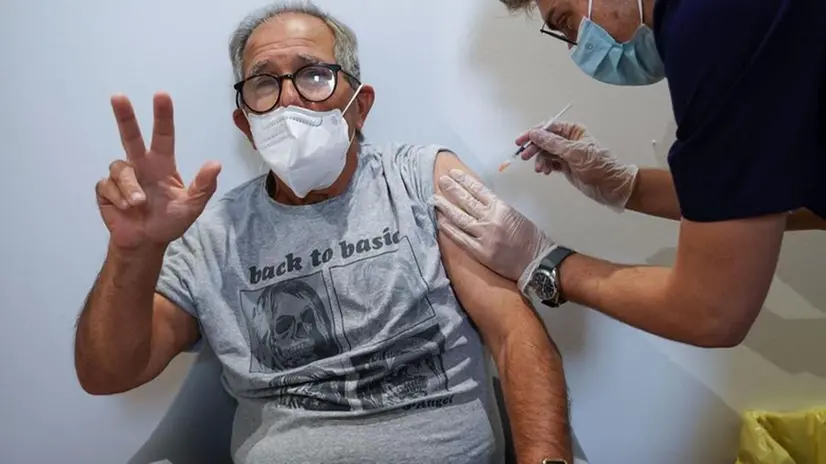 Un uomo riceve la terza dose di vaccino anti coronavirus - Foto Ansa/Jessica Pasqualon © www.giornaledibrescia.it