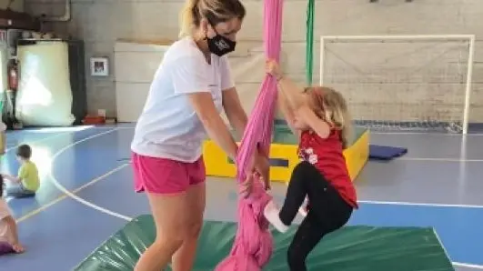 Charlotte mentre allena una bambina