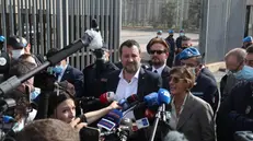 Matteo Salvini con l'avvocata Giulia Bongiorno incontra i giornalisti fuori dal tribunale di Palermo