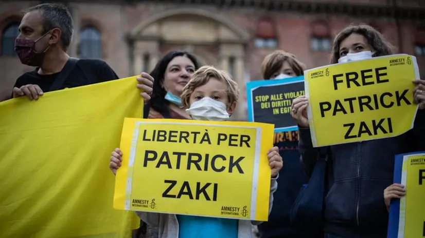 Il presidio a Bologna per chiedere la liberazione di Patrick Zaki - Foto Ansa  © www.giornaledibrescia.it