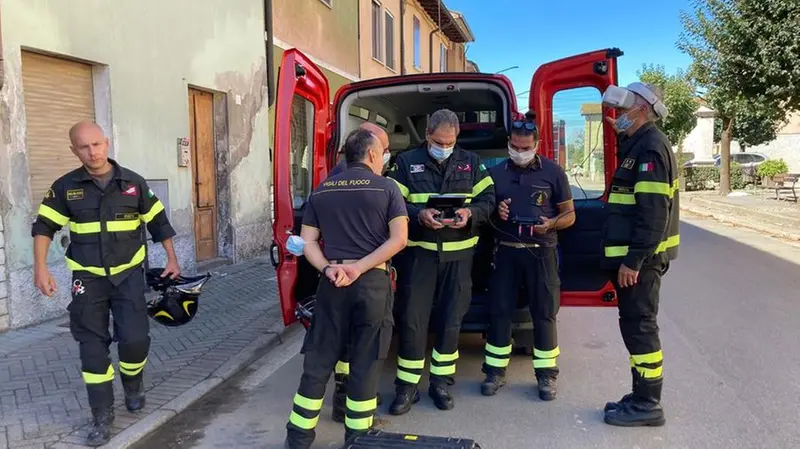 Piloti di droni e funzionario dei Vigili del Fuoco impegnati nell'ispezione degli edifici lesionati attraverso le riprese dall'alto - © www.giornaledibrescia.it