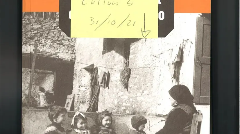 La nonna racconta ai bambini le storie della tradizione - Foto Archivio Fausto Schena © www.giornaledibrescia.it