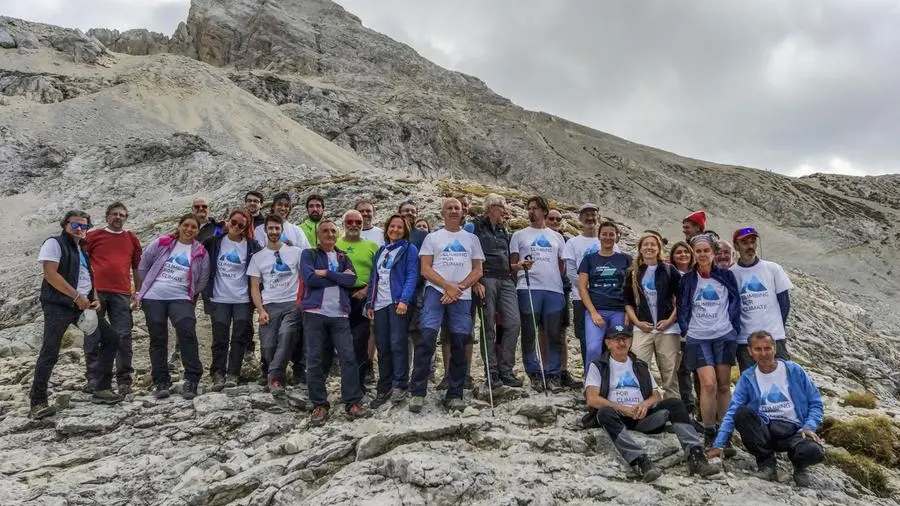 Il gruppo dei partecipanti a Climbing for climatesulle nevi del Calderone