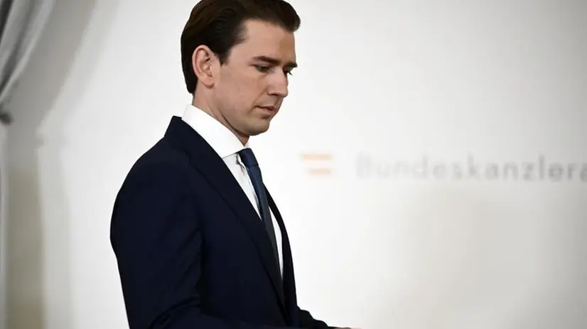 Il cancelliere austriaco Kurz durante la diretta tv con cui ha annunciato le sue dimissioni - Foto Ansa/Epa/Christian Bruna © www.giornaledibrescia.it