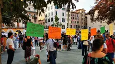 La manifestazione No Green Pass a largo Formentone - Foto © www.giornaledibrescia.it