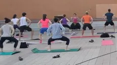 L’esperimento dello yoga in terrazza ha riscosso molto successo - © www.giornaledibrescia.it