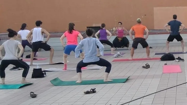 L’esperimento dello yoga in terrazza ha riscosso molto successo - © www.giornaledibrescia.it