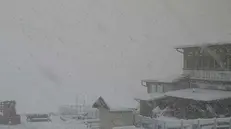 Una spanna di neve sulle strutture al passo dello Stelvio