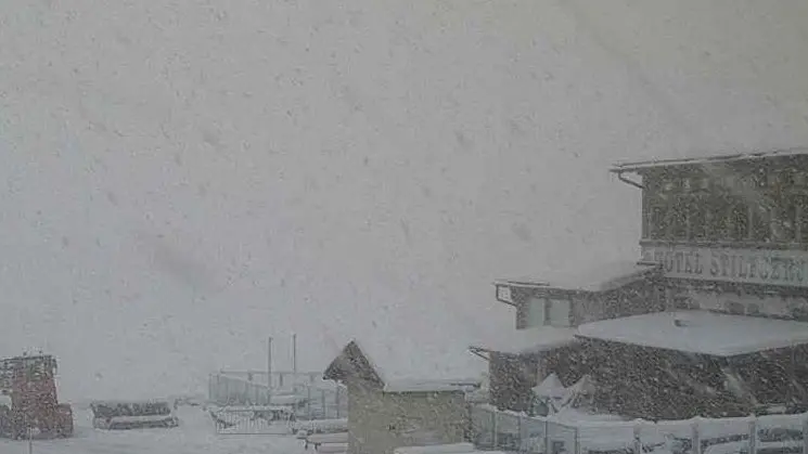 Una spanna di neve sulle strutture al passo dello Stelvio