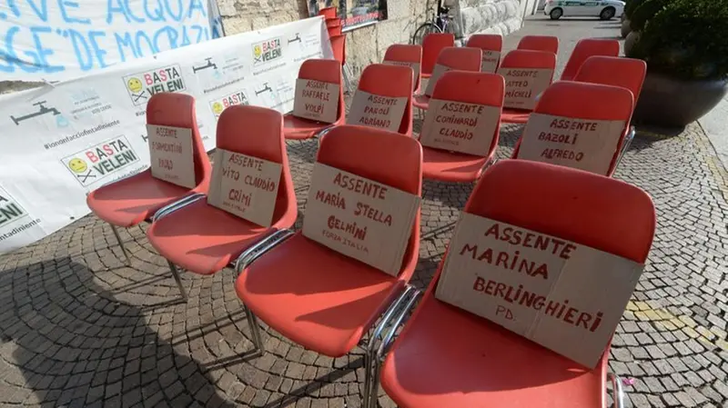 Le sedie vuote dei parlamentari attesi al presidio in piazza Paolo VI - Foto Marco Ortogni/Neg © www.giornaledibrescia.it