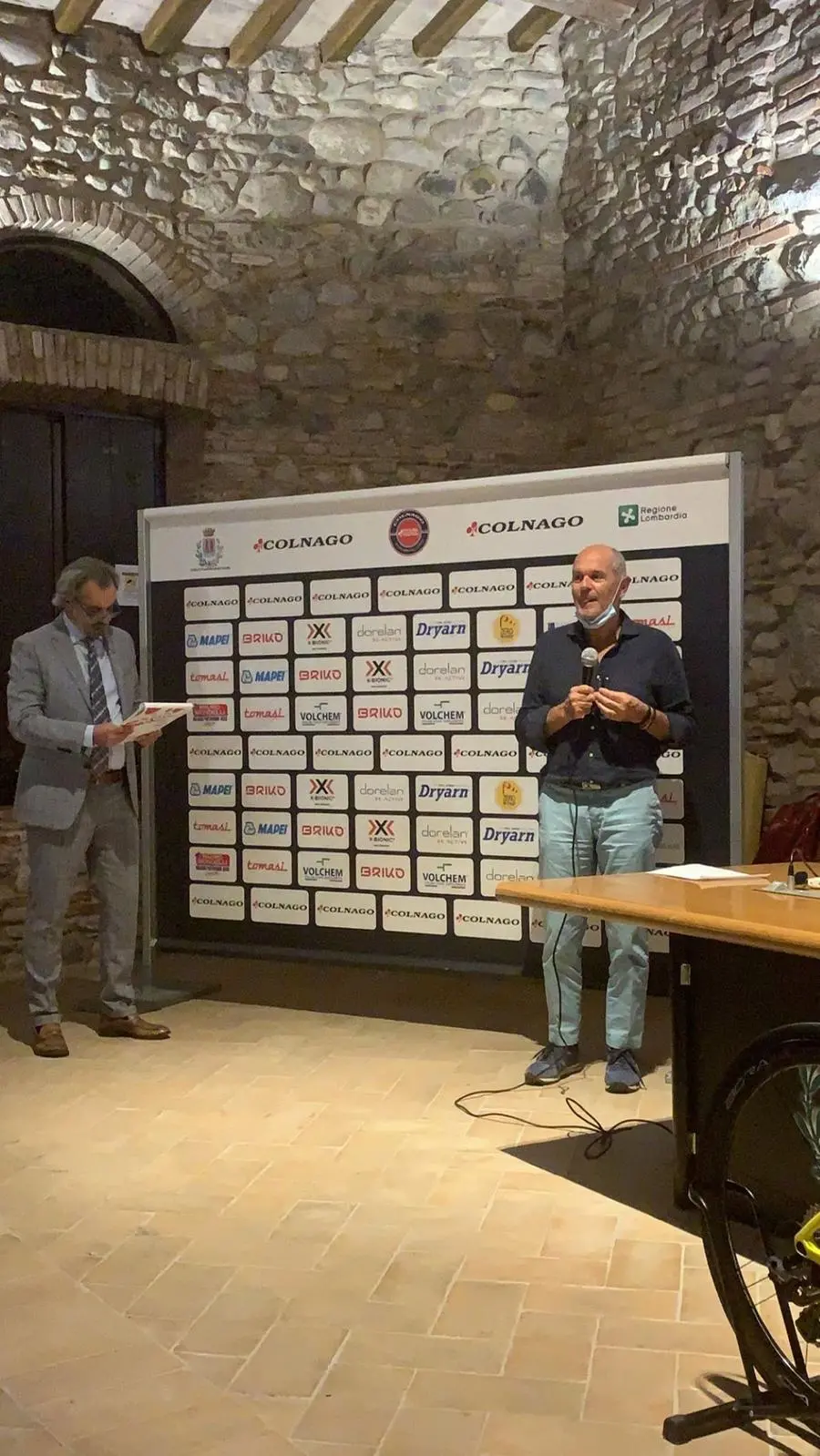 La presentazione del Colnago Festival, la bici in primo piano è quella con cui Tadej Pogačar ha vint