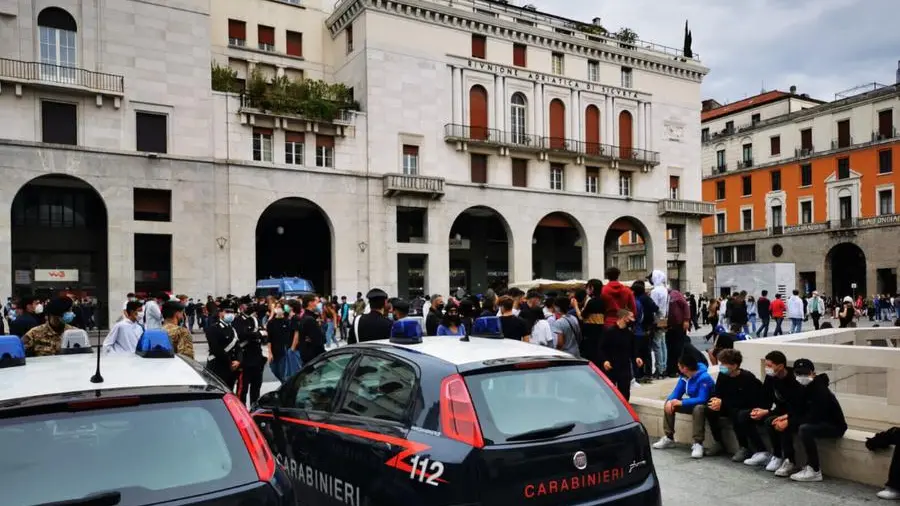 Una pattuglia in centro in mezzo ad un gruppo di ragazzi - Foto © www.giornaledibrescia.it
