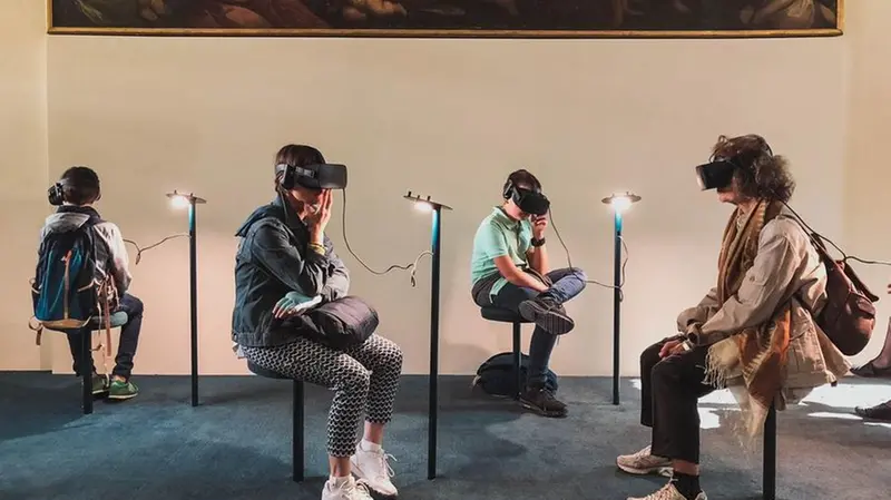 Persone collegate a visori di realtà virtuale