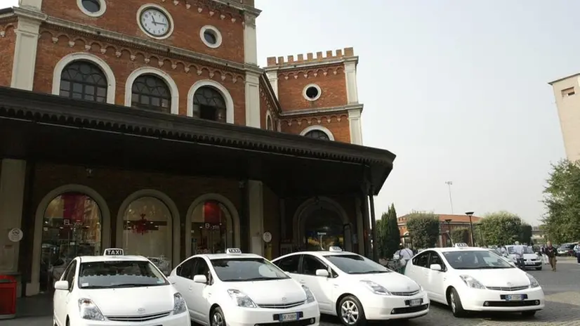Taxi fuori dalla stazione di Brescia - © www.giornaledibrescia.it