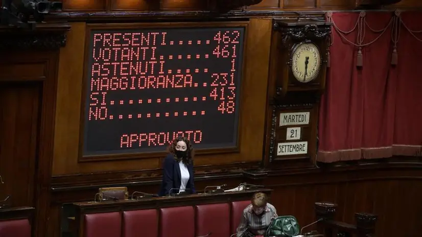 Il tabellone con i risultati del voto alla Camera dei deputati sul decreto Green pass bis - Foto Ansa/Claudio Peri © www.giornaledibrescia.it