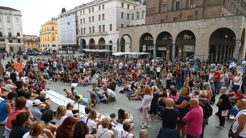 Una manifestazione in piazza Vittoria: ora arrivano i divieti © www.giornaledibrescia.it