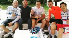 Da sinistra: Colbrelli, il titolare del Cafè Giardino, i ciclisti Damiano Cima, Matteo Cigala e Aleksandr Porsev