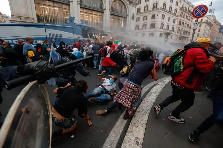 Gli scontri a Roma tra la polizia e i manifestanti No Green Pass