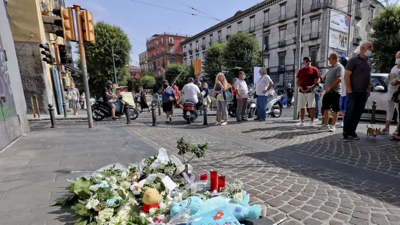 Fiori e giocattoli fuori dalla casa del bambino a Napoli