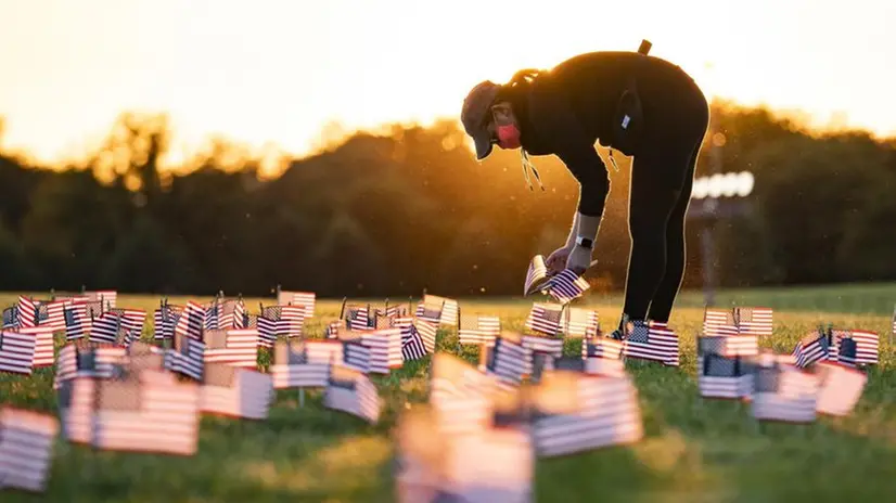 Il memoriale per le vittime del Covid-19 allestito a Washington, negli Stati Uniti - Foto Ansa/Epa/Jim Lo Scalzo © www.giornaledibrescia.it