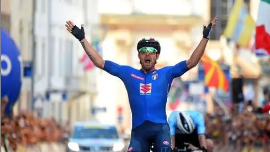La gioia di Sonny Colbrelli sul traguardo di Trento / Foto Federazione Ciclistica Italiana © www.giornaledibrescia.it