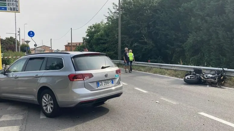 La dinamica. L’auto stava svoltando a sinistra per raggiungere l’area di servizio