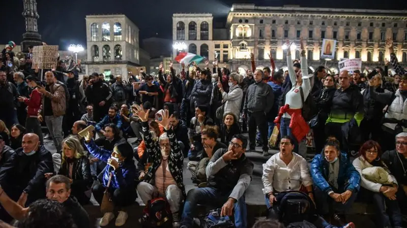La manifestazione dei No Green Pass in piazza Duomo a Milano - Foto Ansa  © www.giornaledibrescia.it