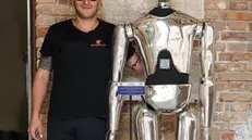 Roberto Beltrami e il robot - © www.giornaledibrescia.it