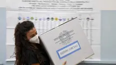 Il voto in un seggio a Napoli - Foto Ansa/Ciro Fusco © www.giornaledibrescia.it