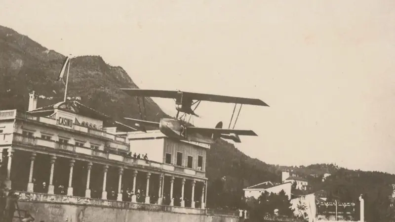 Nel settembre 1921. Un idrovolante in volo davanti al Casinò di Gardone Riviera in una gara del Meeting idroaviatorio del Garda, per la quale il poeta mise in palio una coppa