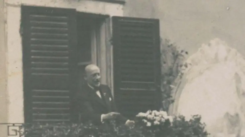 Gabriele d’Annunzio affacciato al balcone del Vittoriale - © www.giornaledibrescia.it