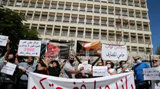 Una protesta dei libanesi davanti alla Banca Centrale del Libano - Foto Epa © www.giornaledibrescia.it