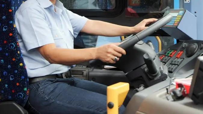 L'autista di un autobus (simbolica) - © www.giornaledibrescia.it