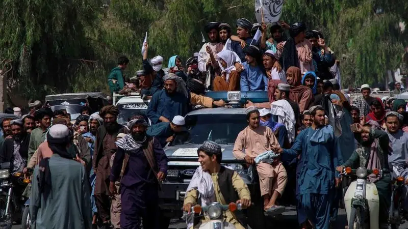 Scene di giubilo, a Kandahar i talebani festeggiano la presa del potere