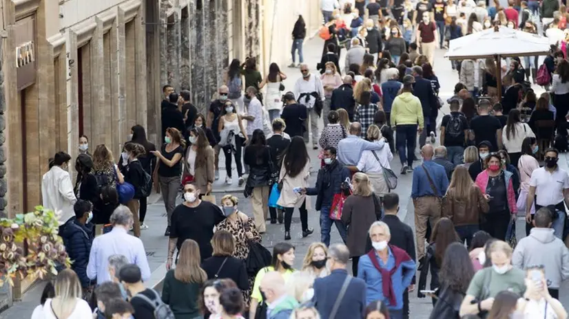 Passanti e turisti per le vie di una città italiana - Foto Ansa © www.giornaledibrescia.it